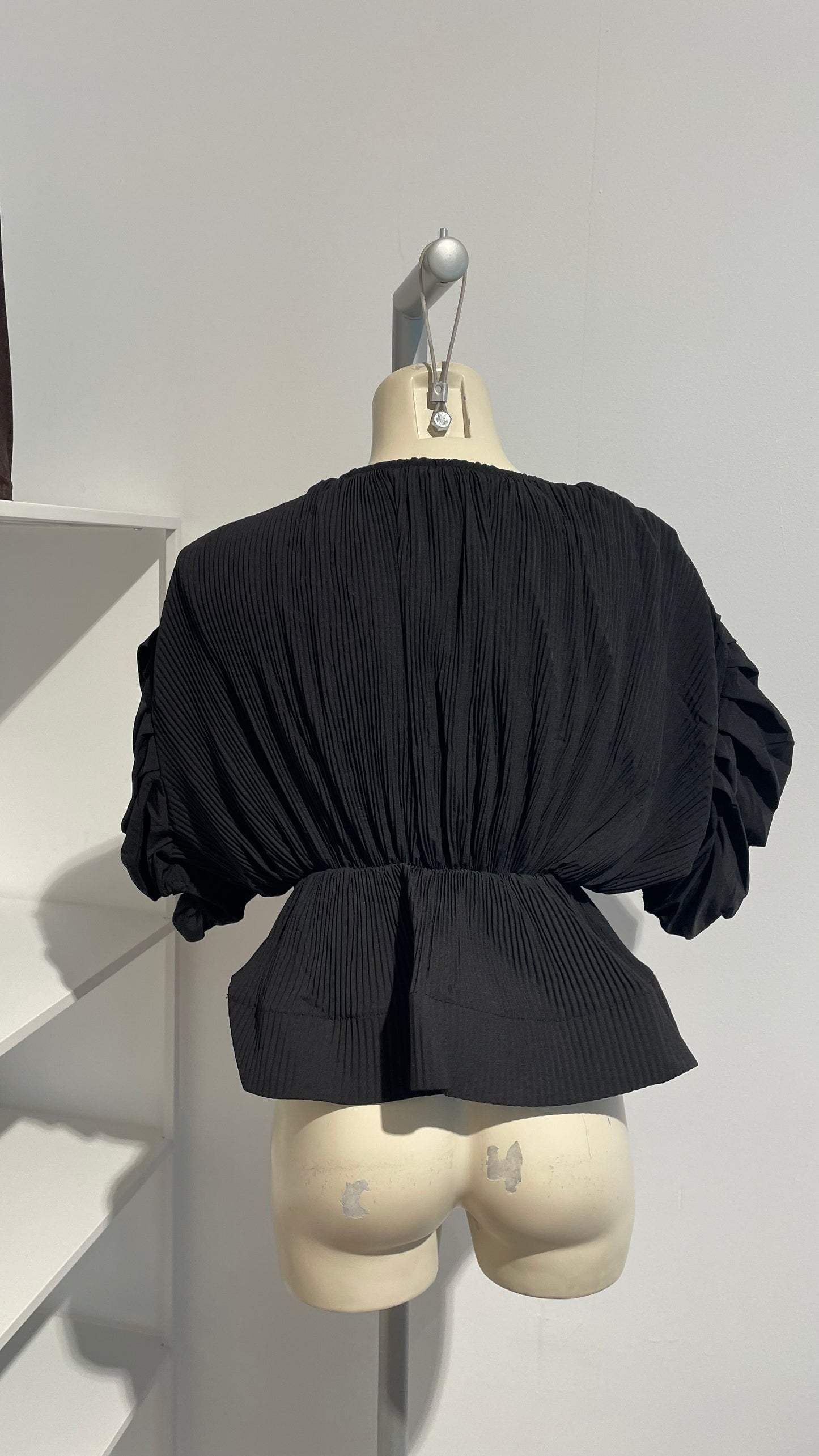 Elegante Schwarze Baumwollbluse mit Volants und Schleife